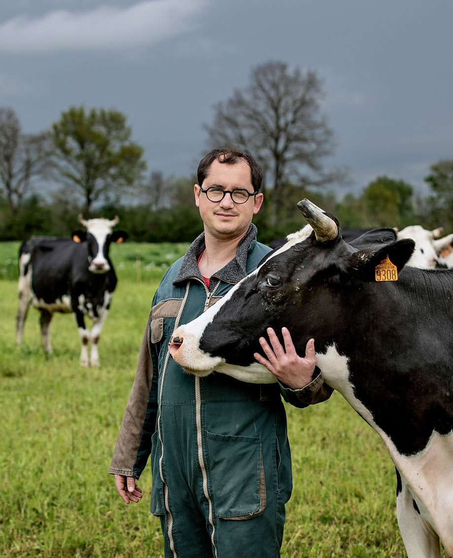 Mathieu Courgeau, co-président du Collectif Nourrir, au prè avec ses vaches à La Ferrière; Vendée.  Pour Pèlerin. 