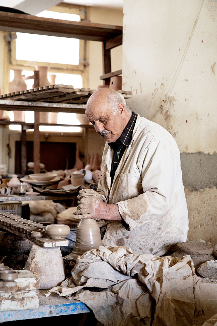 Artisan potier, Nabeul, Tunisie.