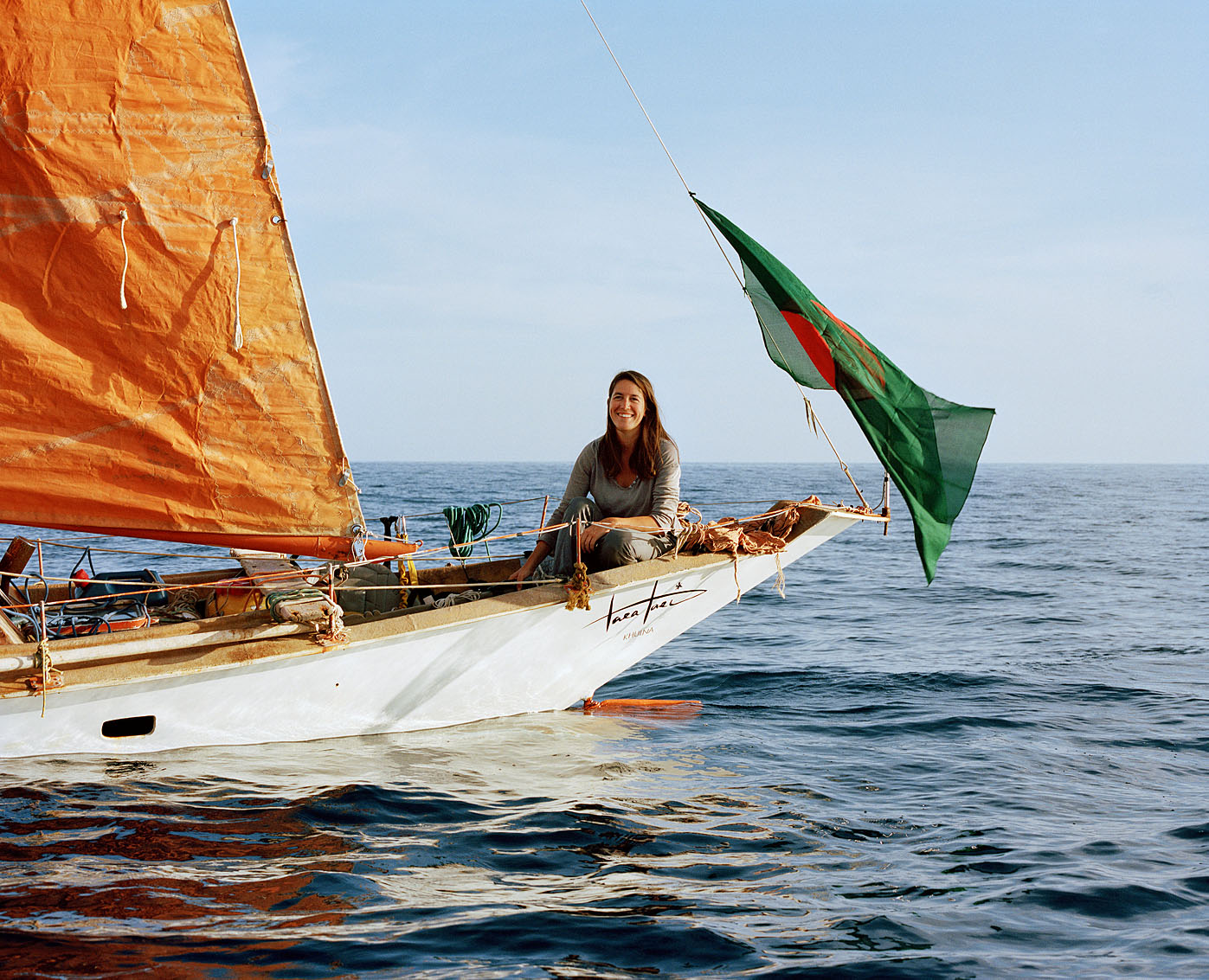 Capucine Trochet, navigatrice française, Lanzarote. A bord de Tara Tari, création de l’architecte naval Corentin de Chatelperron, petit voilier de pêche du Bangladesh et premier bateau à intégrer la fibre de jute à sa construction.