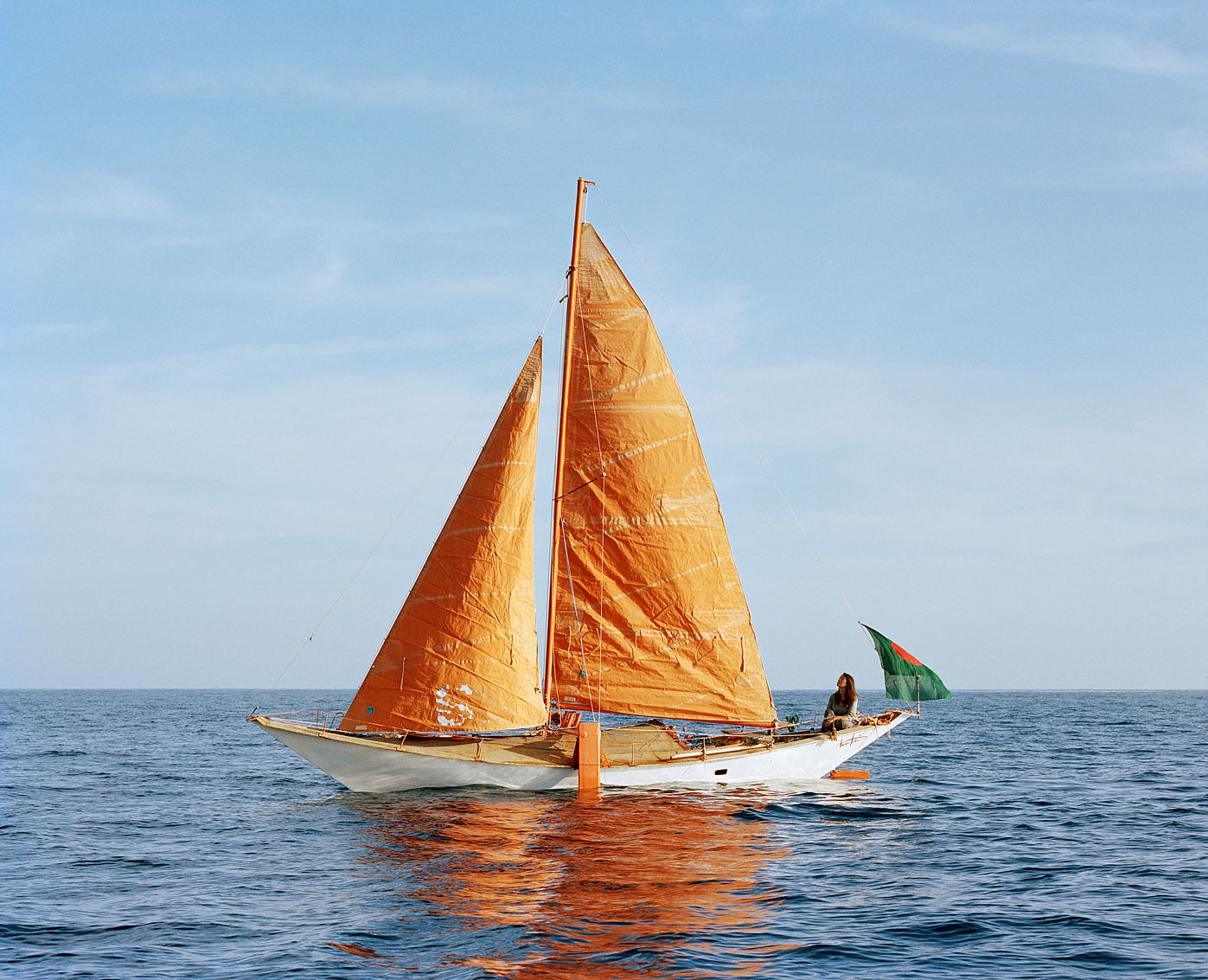 Capucine Trochet, navigatrice française, Lanzarote. A bord de Tara Tari, création de l’architecte naval Corentin de Chatelperron, petit voilier de pêche du Bangladesh et premier bateau à intégrer la fibre de jute à sa construction.