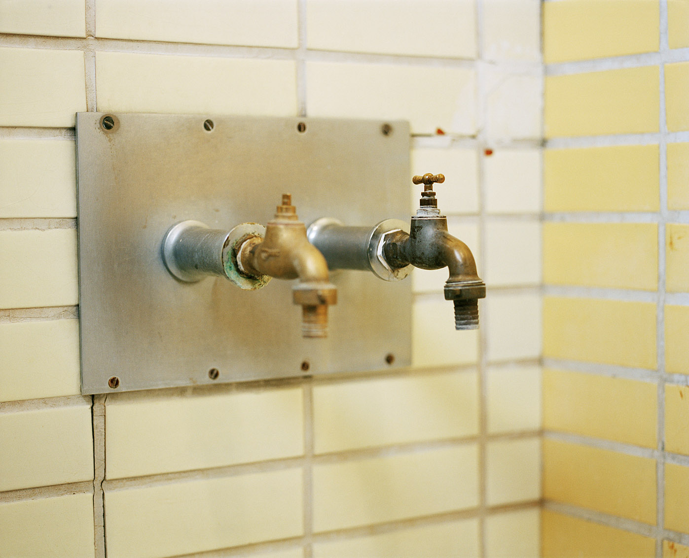 Robinetterie des baignoires des bains-douches Wazemmes de Lille.
