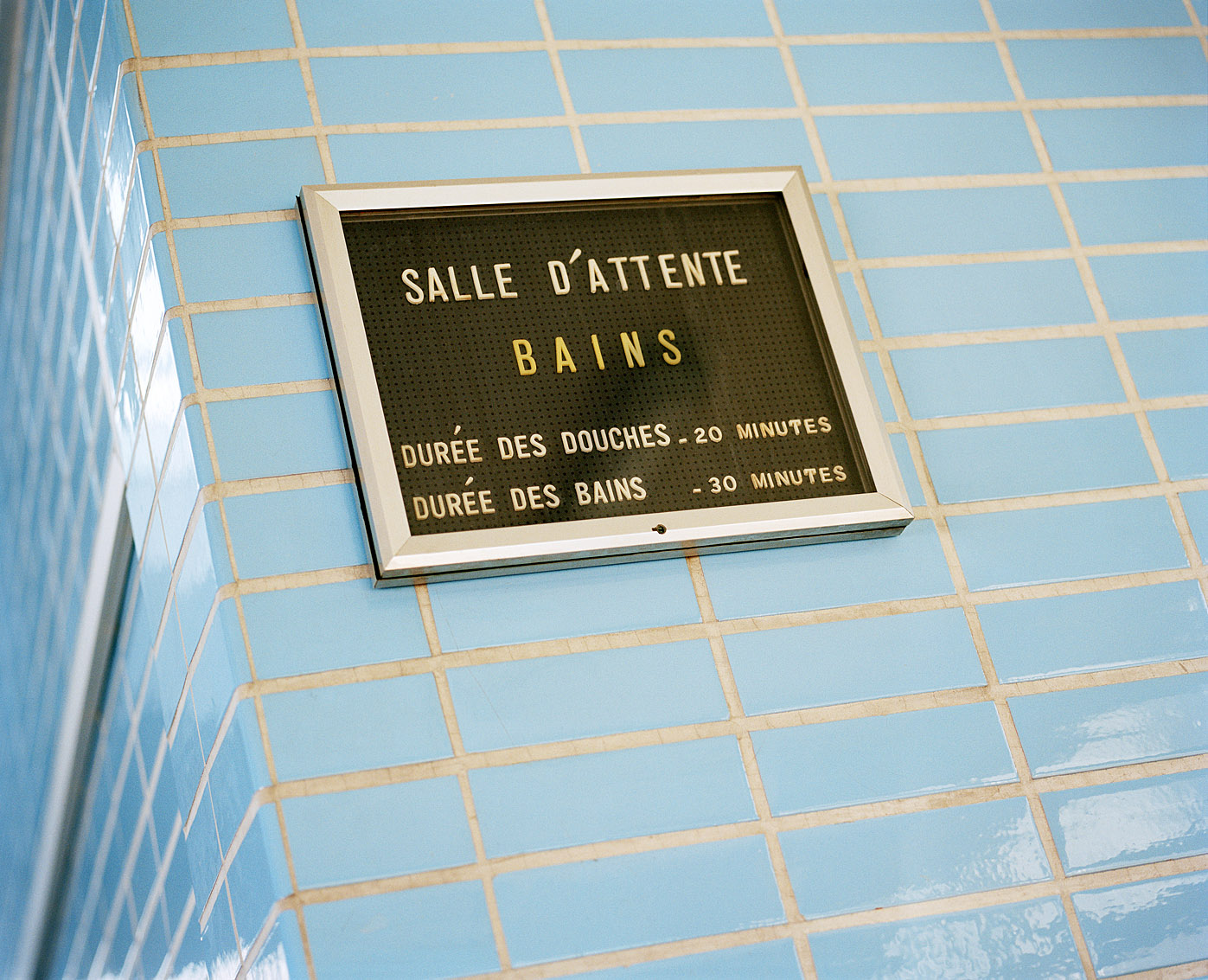 Salle d'attente des bains-douches Wazemmes de Lille.