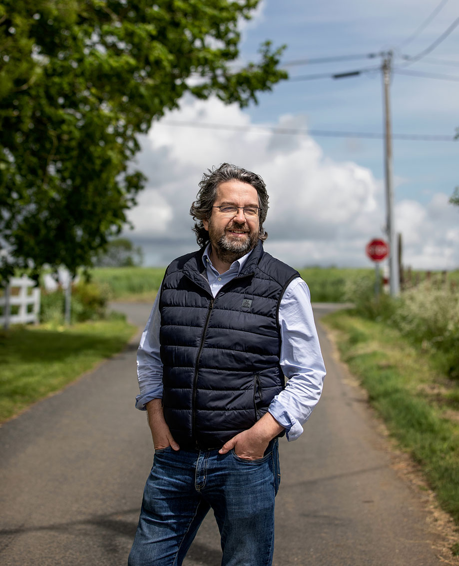 Nicolas Chabanne, fondateur de la coopérative « C'est qui le patron ?! », en visite chez un producteur de lait du Maine et Loire. Pour The Times. 