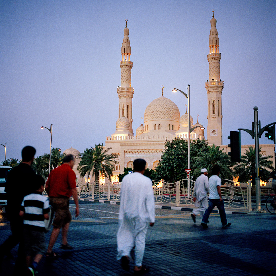 La grande mosquée de Jumeirah à la tombée du jour; Dubaï.