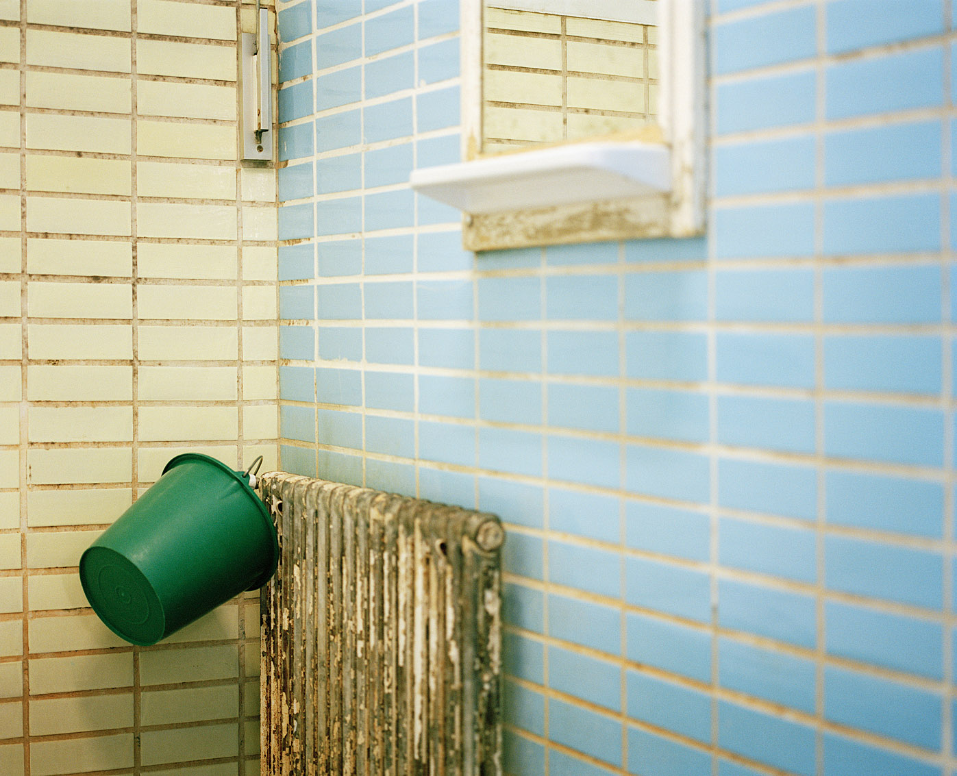 Intérieur de l'une des cabine des bains-douches Wazemmes de Lille.