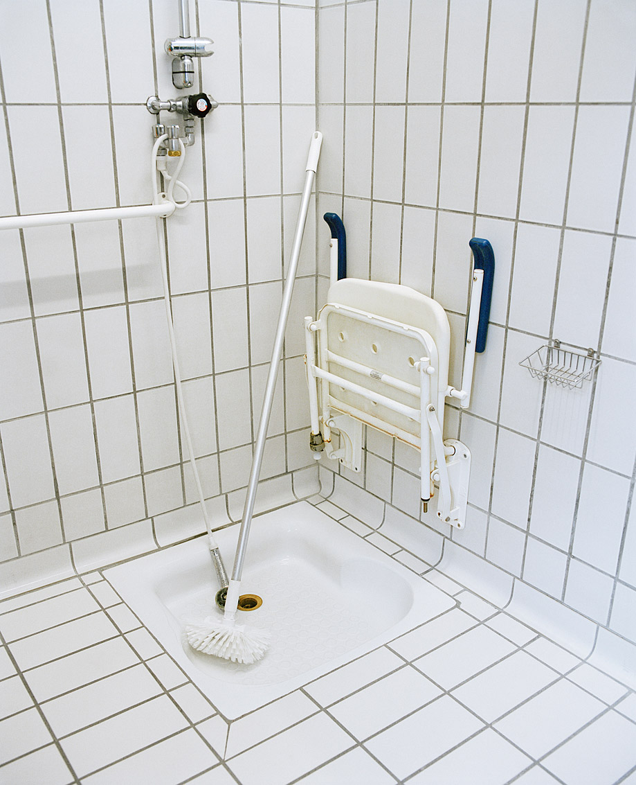 Cabine de douche handicapé des bains-douches municipaux de Nantes.