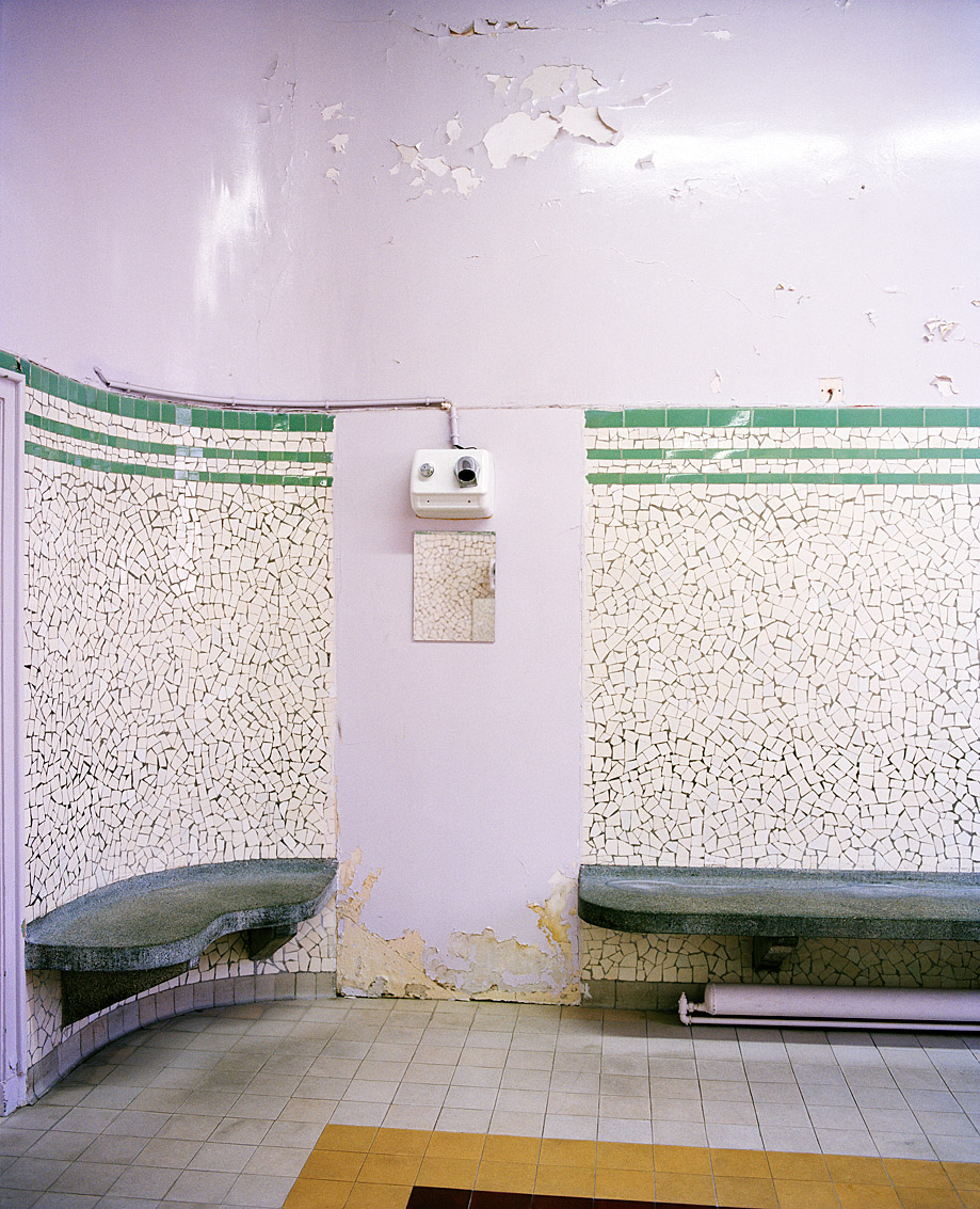 Salle d'attente des bains-douches municipaux Bidassoa, Paris.