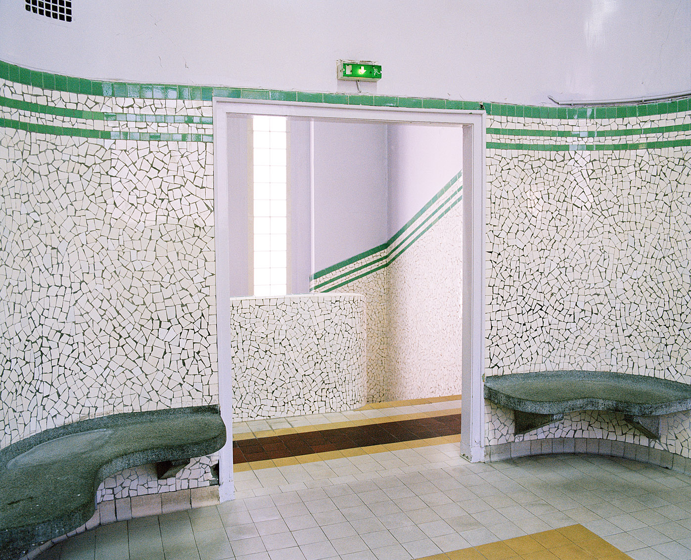Salle d'attente des bains municipaux Bidassoa, Paris.