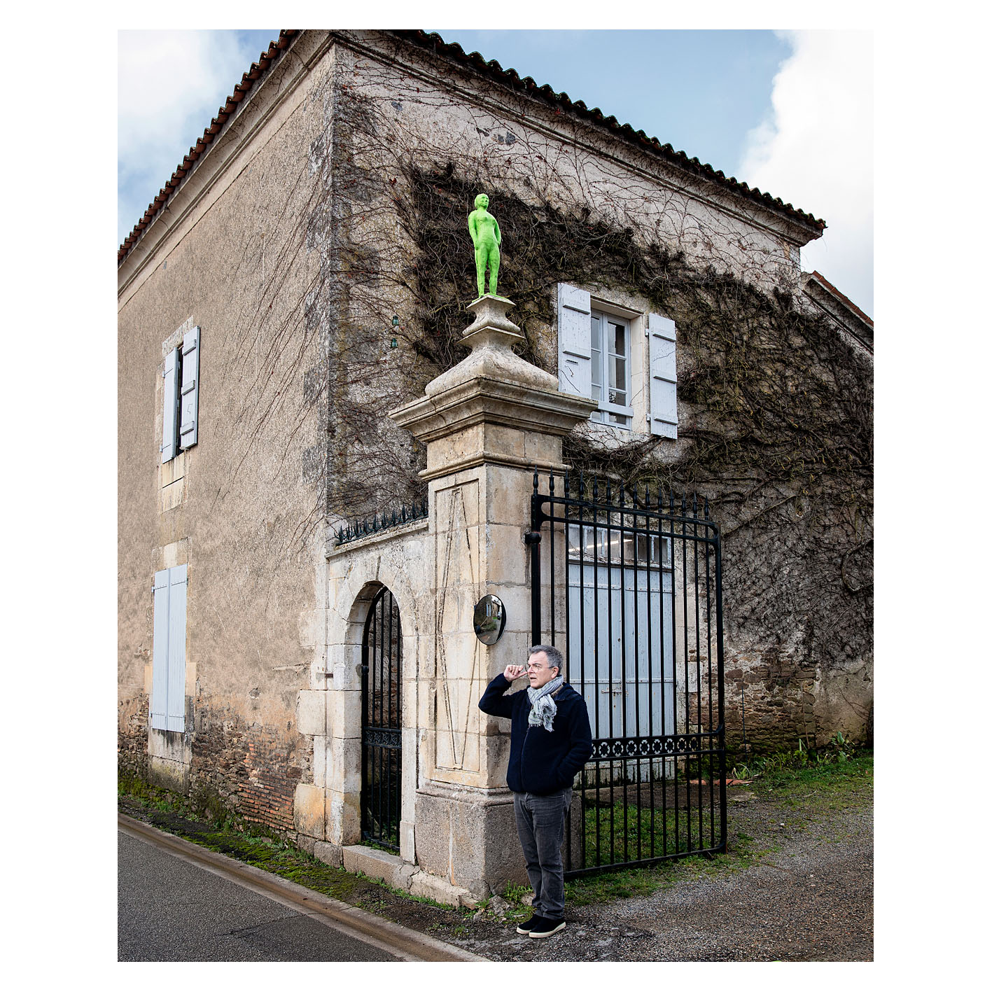 Fabrice Hyber à l'entrée de sa propriété de Mareuil sur Lay Dissais, Vendée. De chaque côté du portail trône un homme de Bessines.