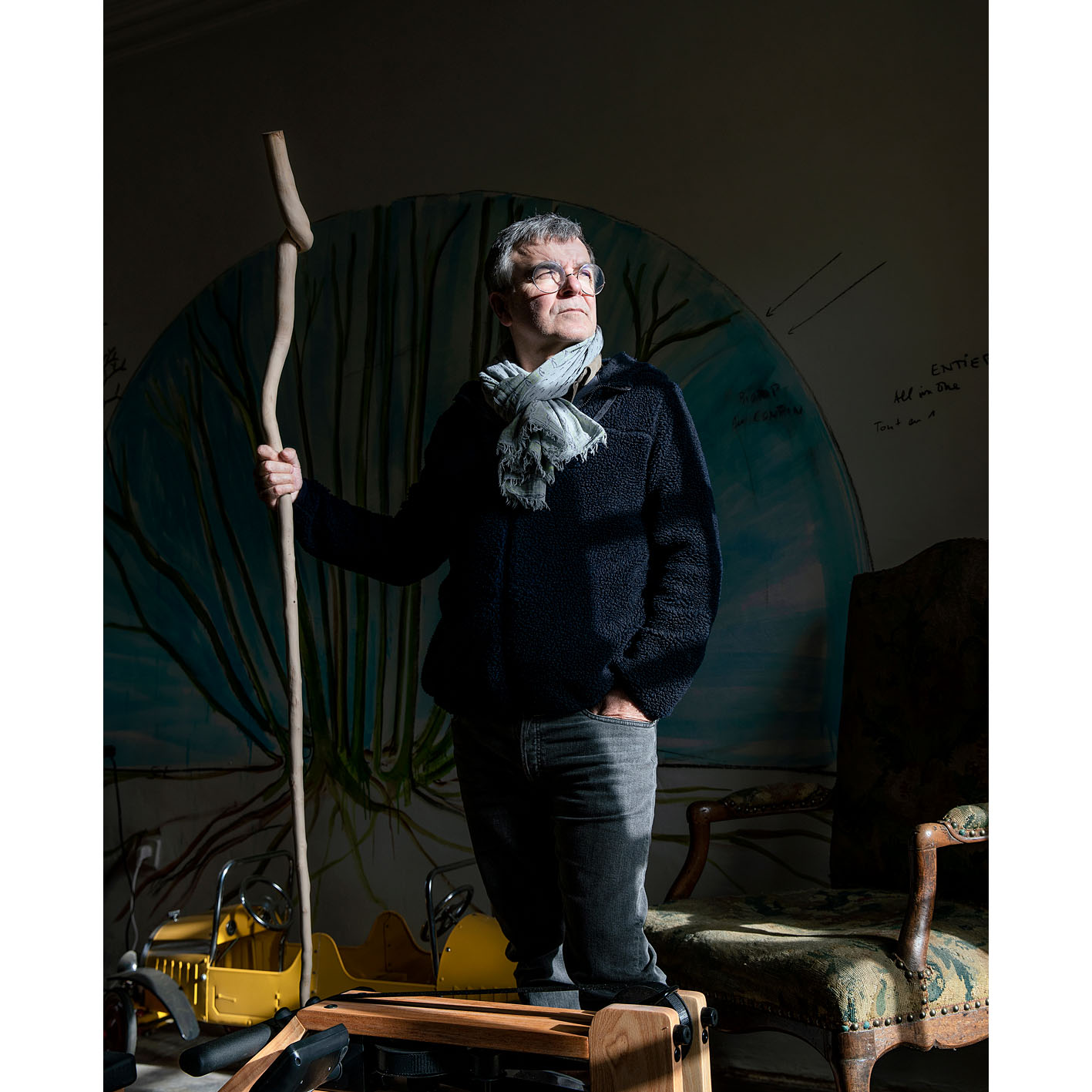 Fabrice Hyber chez lui en Vendée. Sculpté dans une branche de cormier, un bâton de marche choisi à la place de la traditionnelle épée pour son entrée à l'Académie des beaux-arts.