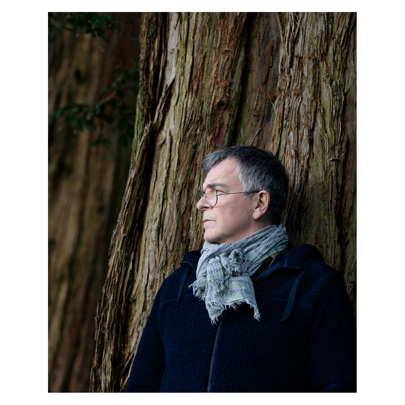 Fabrice Hyber au pied de l'un des séquoias du parc de sa propriété en Vendée.
